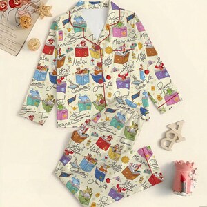 Puede incluir: Un juego de tres tazas de cerámica con acabado mate moteado. Las tazas son de color crema, gris claro y gris oscuro. Cada taza tiene un diseño simple y minimalista.