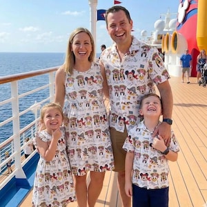 Puede incluir: Una familia de cuatro personas vestidas con conjuntos blancos a juego con un estampado de personajes de dibujos animados. Los conjuntos incluyen un vestido sin mangas, una camisa de manga corta con botones y un vestido de manga corta. La familia sonríe en la cubierta de un crucero.