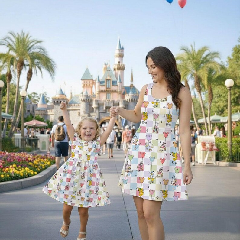 Puede incluir: Un juego de tres tazas de cer&aacute;mica con un acabado mate moteado. Las tazas son de color crema, gris claro y gris oscuro. Cada taza tiene un dise&ntilde;o simple y minimalista y un asa redondeada.