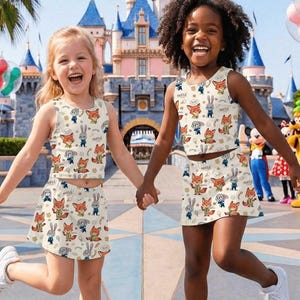 Op de afbeelding: Een witte keramische mok met een zwarte handgreep en de tekst "But First, Coffee" in een vetgedrukte, zwarte letter. De mok is waarschijnlijk 10 cm hoog en bevat ongeveer 350 ml vloeistof.