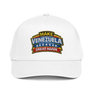 Puede incluir: Gorra de béisbol blanca con un parche bordado. El parche presenta las palabras "MAKE VENEZUELA GREAT AGAIN" en un diseño patriótico con estrellas azules y detalles en rojo y amarillo.