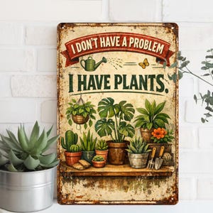 Może przedstawiać: Metalowy szyld w stylu vintage z napisem "I DON'T HAVE A PROBLEM I HAVE PLANTS." Szyld przedstawia ilustracje różnych roślin doniczkowych, konewkę i motyla. Szyld ma postarzany, rustykalny wygląd.