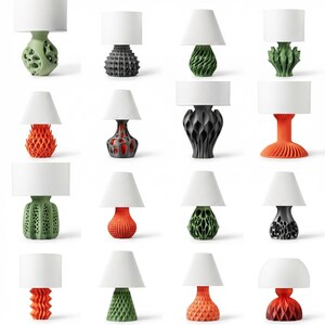 Pu&ograve; includere: Una collezione di lampade da tavolo con paralumi bianchi plissettati. Le basi sono in vari colori, tra cui verde, arancione e nero, e presentano design unici e strutturati. Le lampade sono disposte a griglia su sfondo bianco.
