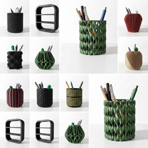 Pu&ograve; includere: Collezione di organizer da scrivania in vari design e colori. Include stili cilindrici, geometrici e intrecciati. Alcuni sono pieni di penne e matite. I colori includono nero, verde, rosso e beige.