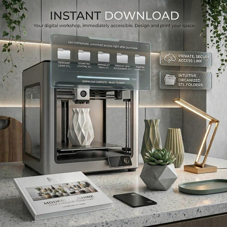 Pu&ograve; includere: Una stampante 3D con un vaso geometrico bianco all'interno, insieme ad altri vasi decorativi, una succulenta in un vaso geometrico e una moderna lampada da scrivania. Il testo "INSTANT DOWNLOAD" e "MODERN MACHINE HOME & DECOR STL COLLECTION" &egrave; presente.