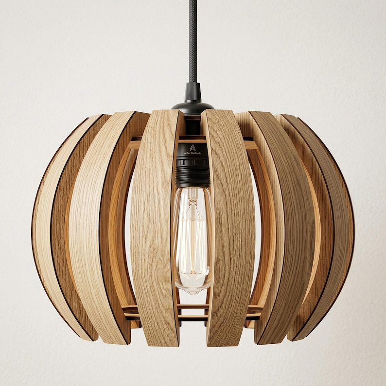 Pu&ograve; includere: Lampada a sospensione in legno dal design sferico. Presenta una serie di doghe di legno curve in varie tonalit&agrave; di marrone e beige, che circondano una lampadina centrale. La lampada &egrave; sospesa a un cavo nero.