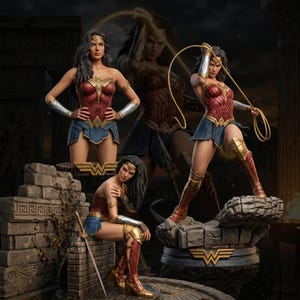 Könnte beinhalten: Eine Sammlung von Wonder Woman-Figuren, bestehend aus einer Büste, einer sitzenden Pose mit Schwert und einer dynamischen stehenden Pose mit goldenem Lasso. Jede Figur trägt ein rot-goldenes Oberteil, einen blauen Rock, silberne Armschienen und Stiefel.