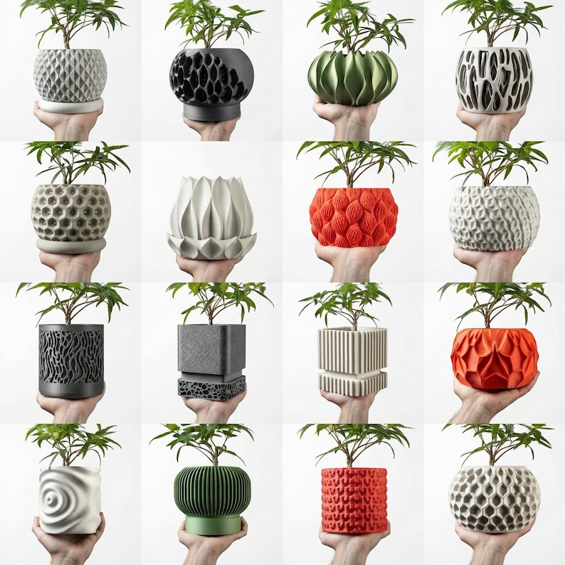 Pu&ograve; includere: Una collezione di piccoli vasi decorativi di vari colori e trame. Ogni vaso contiene una piccola pianta verde. I vasi sono tenuti in mano, mostrando la variet&agrave; di design, inclusi motivi geometrici e forme organiche.