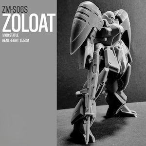 Pu&ograve; includere: Una statua di robot modello Zoloat grigia. L'altezza della testa &egrave; di 15,5 cm. Il modello &egrave; una statua in scala 1/100. Il testo "ZM-S06S" &egrave; sopra la parola "ZOLOAT".
