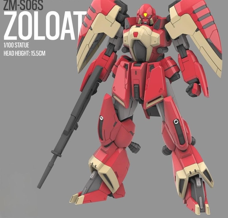 Pu&ograve; includere: Statua Zoloat rossa e beige in scala 1/100 con altezza della testa di 15,5 cm. Il robot ha grandi strutture simili ad ali sulla schiena e tiene in mano una lunga arma nera. Il testo "ZM-S06S ZOLOAT" &egrave; visibile in alto.