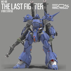 Puede incluir: Una estatua a escala 1/100 de un robot futurista azul y gris, etiquetada como "The Last Fighter". El robot tiene un diseño detallado con múltiples armas y una estructura en forma de cuerno en la cabeza. La imagen también muestra "50% Overall Progress."