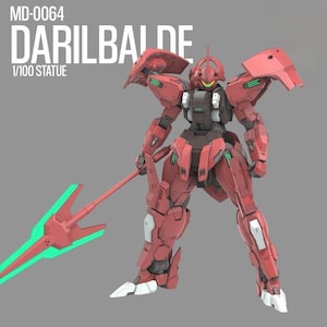 Op de afbeelding: Een rode en grijze Darilbalde 1/100 standbeeld, een gedetailleerd model van een mecha-robot. De robot houdt een rode speer met groene accenten vast. Het model heeft beweegbare gewrichten en staat op een grijze achtergrond. De tekst "MD-0064 DARILBALDE 1/100 STATUE" is zichtbaar.