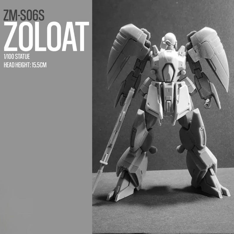 Pu&ograve; includere: Kit modello Zoloat grigio, una statua in scala 1/100, con un'altezza della testa di 15,5 cm. La figura del robot ha grandi strutture simili ad ali sulla schiena e tiene in mano una lunga e sottile arma. Il testo "ZM-S06S" &egrave; in alto.