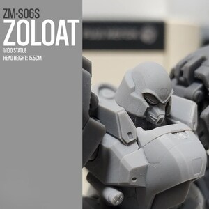 Pu&ograve; includere: Statua del robot Zoloat grigio. L'altezza della testa &egrave; di 15,5 cm. Il testo "ZM-S06S" e "1/100 Statue" sono visibili. Il robot ha un elmetto e un'armatura pettorale dettagliati.