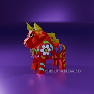 Puede incluir: Una figura de toro rojo geométrico con cuernos amarillos y patrones florales decorativos en blanco, azul y verde. La figura tiene un diseño detallado y el texto "SIKUPANDA3D" es visible.