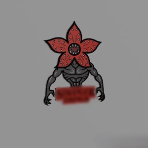 Puede incluir: Ilustración de un Demogorgon de la serie Stranger Things. La criatura tiene una cabeza roja en forma de flor con dientes triangulares y un cuerpo gris musculoso. La imagen está sobre un fondo gris.