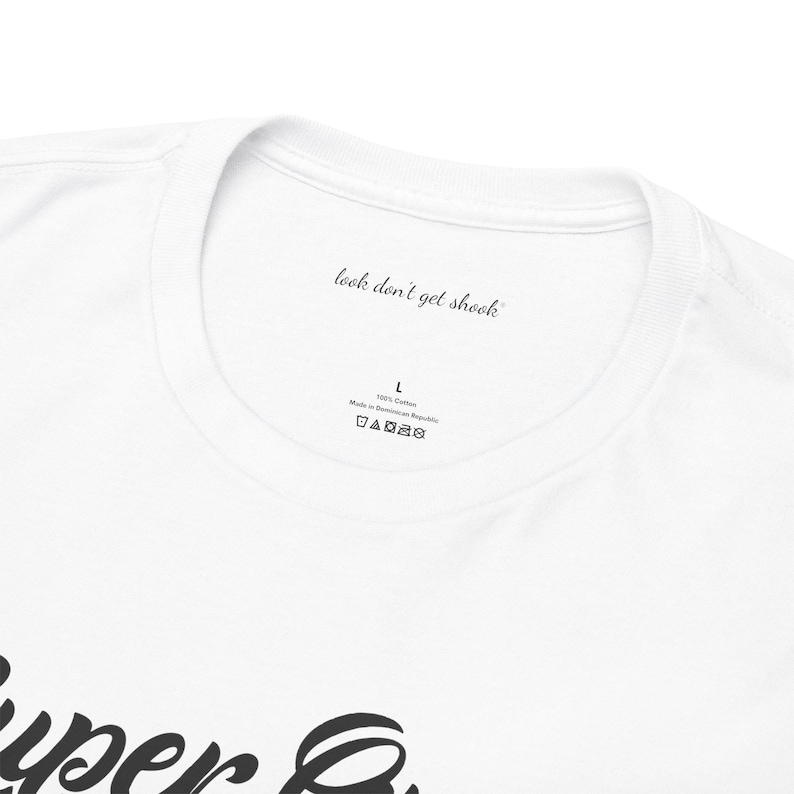 Peut inclure: Un t-shirt blanc &agrave; col rond. L'int&eacute;rieur du col pr&eacute;sente le texte imprim&eacute; "look don't get shook" dans une police cursive noire, suivi de la taille L, 100% coton, fabriqu&eacute; en R&eacute;publique dominicaine et quatre ic&ocirc;nes d'entretien textile.