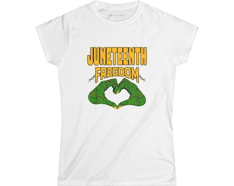 Camiseta de algodón para mujer Juneteenth Freedom, colores panafricanos, diseño de la mano al corazón.