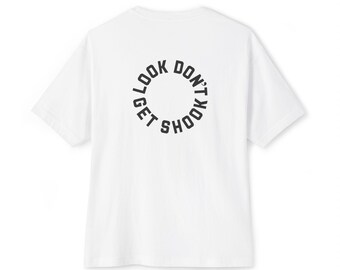 Camiseta holgada con un llamativo diseño circular en la espalda para un look urbano moderno y seguro, de algodón Airlume.