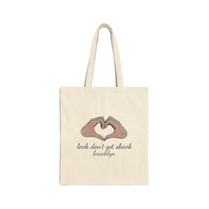 Bolso de mano de lona de algodón, diseño de corazón y mano, bolso de Brooklyn Market. imagen 1