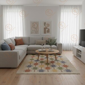 K&ouml;nnte beinhalten: Ein modernes Wohnzimmer mit einem hellgrauen Ecksofa, einem runden Couchtisch aus Holz und einem farbenfrohen gemusterten Teppich. Zwei gerahmte abstrakte Kunstwerke h&auml;ngen an der Wand &uuml;ber dem Sofa. Transparente wei&szlig;e Vorh&auml;nge an den Fenstern.