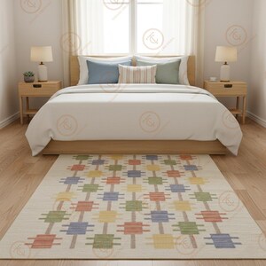 K&ouml;nnte beinhalten: Ein Schlafzimmer mit einem Bett, zwei Nachttischen mit Lampen und einem farbenfrohen geometrischen Teppich. Der Teppich zeigt rote, gr&uuml;ne, gelbe und blaue Quadrate. Der Raum hat eine neutrale Farbpalette und nat&uuml;rliches Licht von einem Fenster.