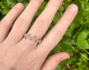 Anillo de alambre minimalista hecho a mano con forma de onda
