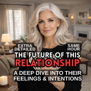 Op de afbeelding: Een vrouw met zilver haar is het middelpunt van deze afbeelding. Tekst op de afbeelding luidt: "EXTRA GEDETAILLEERD", "ZELFDE UUR", "DE TOEKOMST VAN DEZE RELATIE" en "EEN DIEPE DUIK IN HUN GEVOELENS & INTENTIES". De vrouw houdt kaarten vast.