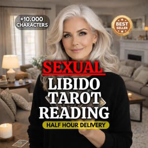 Puede incluir: Una mujer con cabello gris sonríe, sosteniendo cartas del tarot. La superposición de texto dice "SEXUAL LIBIDO TAROT READING" con "HALF HOUR DELIVERY" debajo. Una insignia de "BEST SELLER" está en la esquina superior derecha. El fondo muestra una sala de estar.