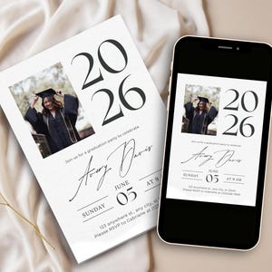 Op de afbeelding: Een afstudeeraankondiging en een smartphone met hetzelfde ontwerp. De aankondiging is wit met zwarte tekst en een foto van een afgestudeerde. De tekst luidt "2026", "Avery Davis" en "05 juni".