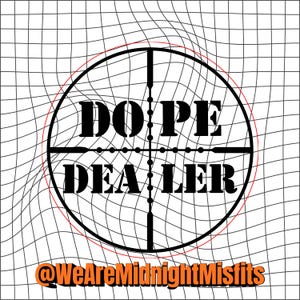 Op de afbeelding: Een zwart-wit grafisch ontwerp met een cirkelvormig vizierkruis gecentreerd over een vervormd rasterpatroon. De tekst DOPE DEALER staat in zwarte blokletters in het vizier, met daaronder @WeAreMidnightMisfits in de kleur oranje.