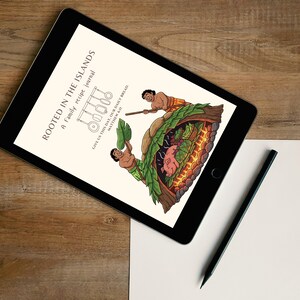 Könnte beinhalten: Ein schwarzes Tablet mit einem Rezeptbuch mit dem Titel "ROOTED IN THE ISLANDS" und Illustrationen. Ein schwarzer Bleistift und weißes Papier liegen auf einer Holzoberfläche.