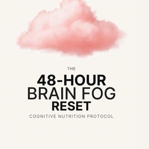 Könnte beinhalten: Helle beige Grafik mit einer rosa Wolke oben. Fettgedruckter schwarzer Text lautet "THE 48-HOUR BRAIN FOG RESET" mit "COGNITIVE NUTRITION PROTOCOL" darunter. Das Design ist schlicht und modern.