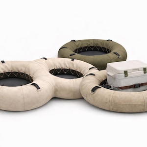 Puede incluir: Tres flotadores inflables circulares en beige y verde oliva. Uno de ellos tiene una nevera blanca asegurada con una correa marrón. Los flotadores tienen asas negras y un interior oscuro con costuras decorativas. El fondo es blanco.