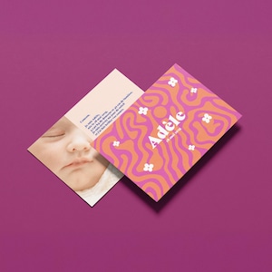 Peut inclure: Deux cartes carrées avec un visage de bébé et du texte. Une carte présente un motif ondulé rose et orange avec le nom "Adèle" et la date "18 mai 2026". L'autre carte contient du texte en français et une photo d'un visage de bébé.