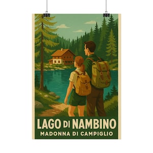 Può includere: Un poster di viaggio vintage con una coppia con zaini che si affaccia su un lago e montagne. Il poster presenta il testo "LAGO DI NAMBINO MADONNA DI CAMPIGLIO" in uno striscione verde. La tavolozza dei colori include verdi, marroni e blu.