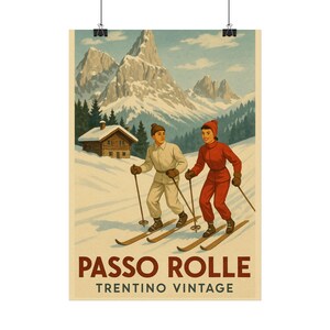 Può includere: Poster di viaggio vintage con due sciatori su un pendio innevato con uno sfondo montuoso. Gli sciatori indossano tute da sci retrò, una bianca e una rossa. Il poster recita "Passo Rolle Trentino Vintage".