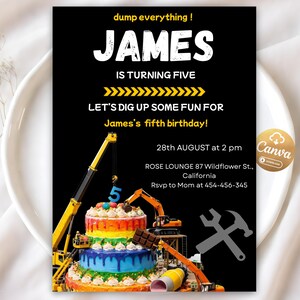 Könnte beinhalten: Schwarze Geburtstagseinladung mit dem Text "dump everything! JAMES IS TURNING FIVE" und "LET'S DIG UP SOME FUN FOR James's fifth birthday!". Sie zeigt einen bunten Kuchen und Baumaschinen.