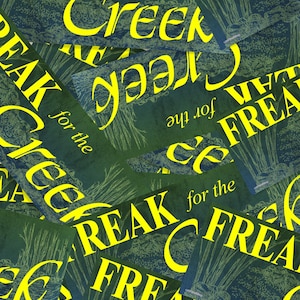 Może przedstawiać: Kolekcja prostokątnych naklejek z ciemnozielonym tłem i niebieskawą ilustracją trzcin oraz wody. Tekst "FREAK for the Creek" jest nadrukowany na każdej naklejce pogrubioną, jaskrawoż&oacute;łtą czcionką szeryfową.