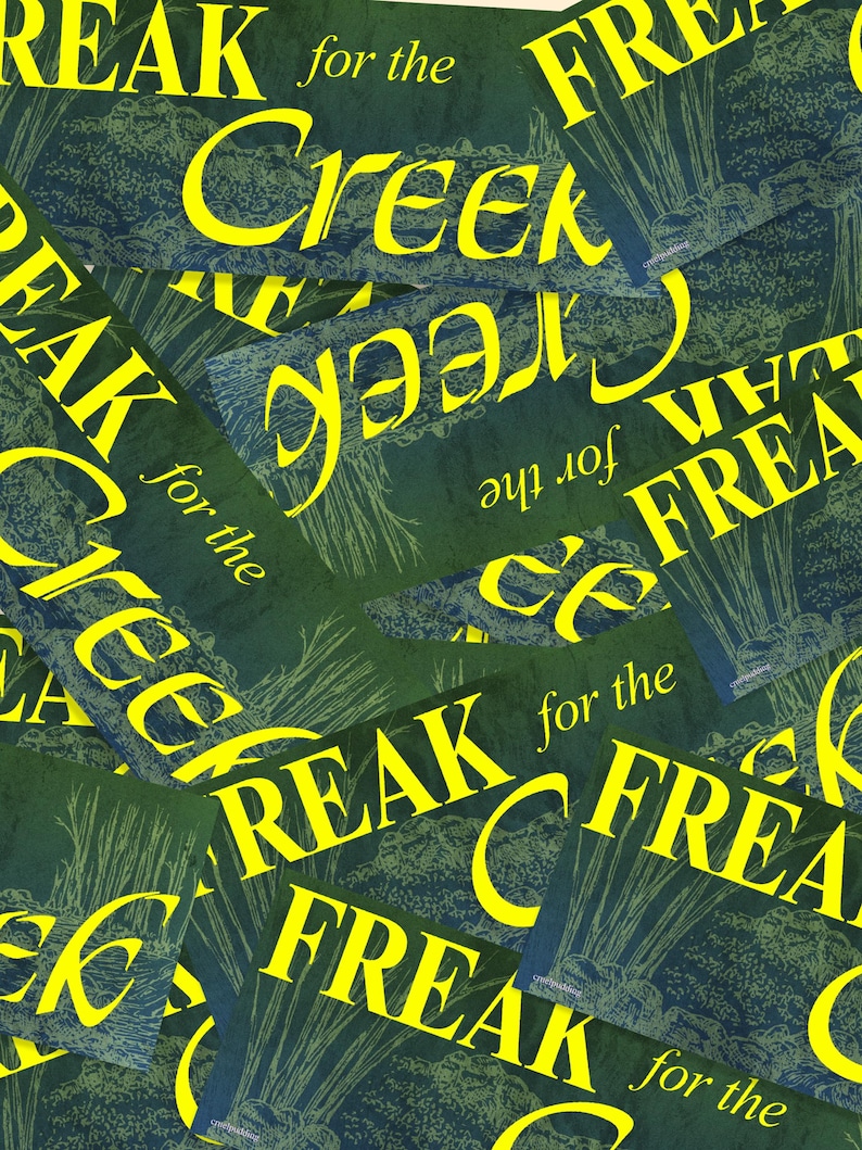 Może przedstawiać: Kolekcja prostokątnych naklejek z ciemnozielonym tłem i niebieskawą ilustracją trzcin oraz wody. Tekst "FREAK for the Creek" jest nadrukowany na każdej naklejce pogrubioną, jaskrawoż&oacute;łtą czcionką szeryfową.