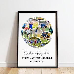 Pode incluir: Uma impressão emoldurada com um design de bola de futebol composto por fotos de ação. A impressão inclui o nome "Cristiano Reynaldo", "INTERNATIONAL SPORTS" e "CLASS OF 2026" em texto preto sobre fundo branco. A moldura é preta.
