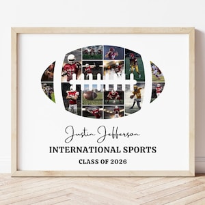 Pode incluir: Uma impressão emoldurada com uma colagem em forma de bola de futebol de fotos de ação. A colagem é preenchida com imagens de jogadores de futebol. Abaixo da colagem, o texto diz "Justin Jefferson, INTERNATIONAL SPORTS, CLASS OF 2026."