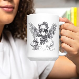Puede incluir: Una taza de cer&aacute;mica blanca con un asa negra y el texto "But First, Coffee" en negrita negra. La taza se encuentra sobre un fondo borroso, sugiriendo un ambiente acogedor.