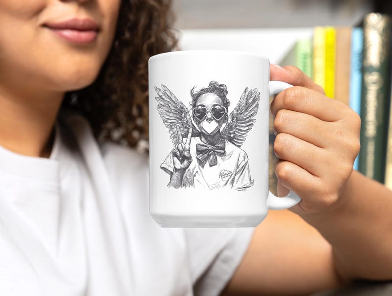 Puede incluir: Una taza de cer&aacute;mica blanca con un asa negra y el texto "But First, Coffee" en negrita negra. La taza se encuentra sobre un fondo borroso, sugiriendo un ambiente acogedor.