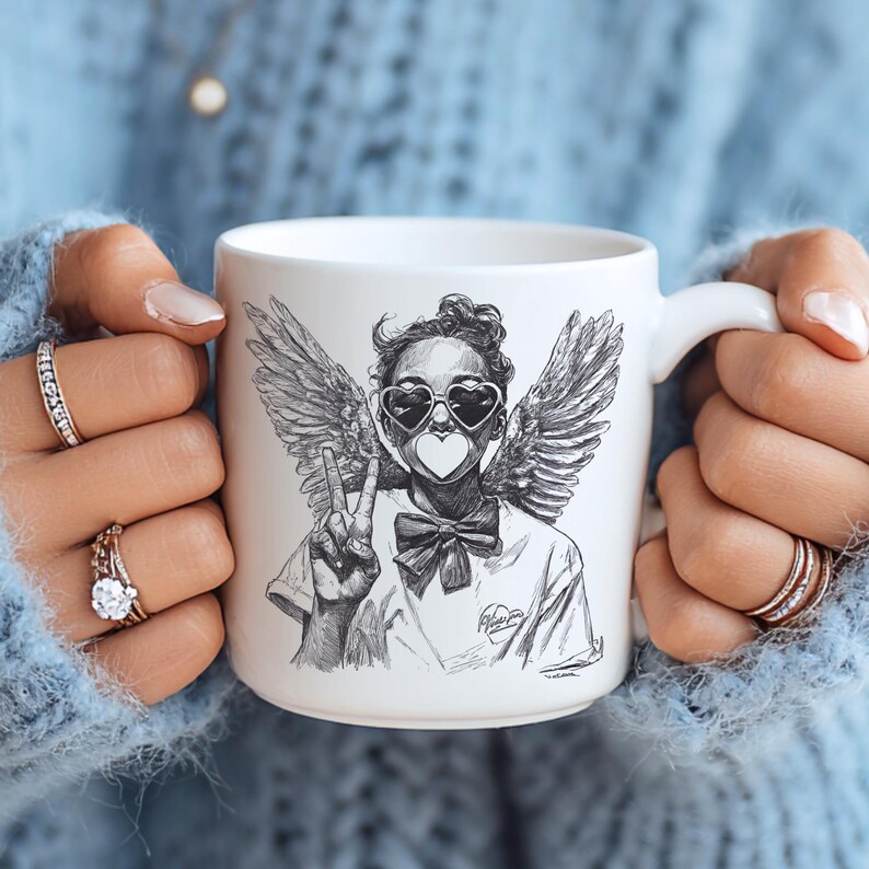 Puede incluir: Taza de cer&aacute;mica blanca con una ilustraci&oacute;n en blanco y negro de una persona con alas de &aacute;ngel, gafas de sol en forma de coraz&oacute;n y un coraz&oacute;n sobre la boca. La persona hace el signo de la paz. La taza tiene un asa blanca.