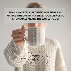 Puede incluir: Una taza blanca con una superficie texturizada se sostiene frente a una persona. La taza tiene un asa y est&aacute; cubierta de peque&ntilde;os puntos en relieve. La imagen incluye el texto: "THANK YOU FOR SUPPORTING OUR SHOP AND MAKING THIS DREAM POSSIBLE. YOUR CHOICE TO SHOP SMALL MEANS THE WORLD TO US!" y "Thank you".
