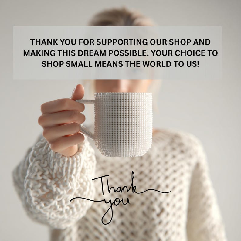 Puede incluir: Una taza blanca con una superficie texturizada se sostiene frente a una persona. La taza tiene un asa y est&aacute; cubierta de peque&ntilde;os puntos en relieve. La imagen incluye el texto: "THANK YOU FOR SUPPORTING OUR SHOP AND MAKING THIS DREAM POSSIBLE. YOUR CHOICE TO SHOP SMALL MEANS THE WORLD TO US!" y "Thank you".