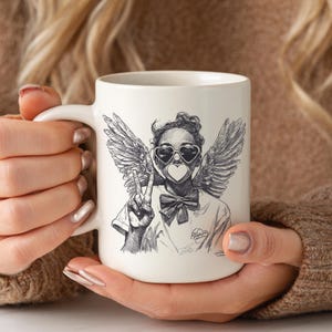 Puede incluir: Un juego de tres tazas de cer&aacute;mica con un acabado mate moteado. Cada taza presenta un color diferente: azul claro, crema y gris. Las tazas tienen un dise&ntilde;o simple y moderno y un asa c&oacute;moda.