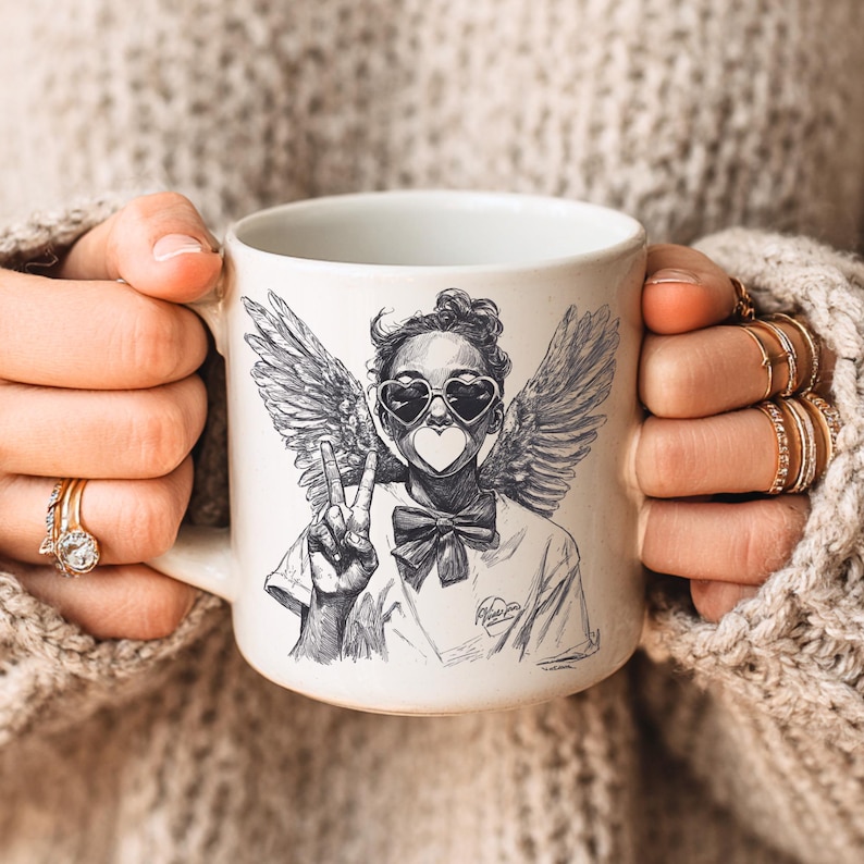 Puede incluir: Taza de cer&aacute;mica blanca con una ilustraci&oacute;n en blanco y negro de una persona con alas de &aacute;ngel, gafas de sol en forma de coraz&oacute;n y un coraz&oacute;n cubriendo su boca. La persona hace el signo de la paz. La taza tiene un asa.