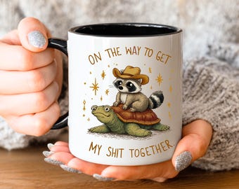 Taza "En camino a poner mi vida en orden", Taza divertida de mapache, Taza de mapache montando una tortuga, Taza de cerámica